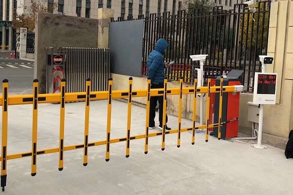 國信集團車牌識別道閘系統(tǒng)安裝完成
